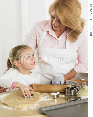 Grandmother and young granddaughter making cookies 10370634