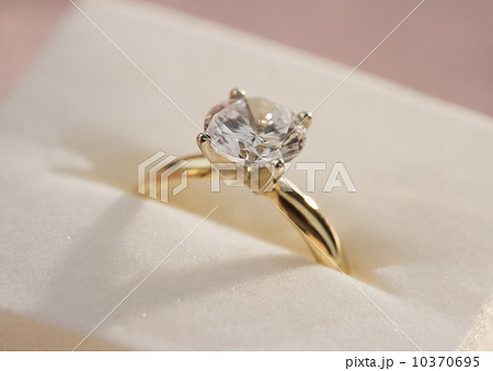 Closeup of a diamond engagement ring 10370695