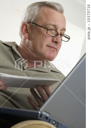 Man using laptop computer at home 10370716