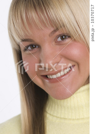 Studio shot of woman smiling Studio shot of woman smiling 10370717