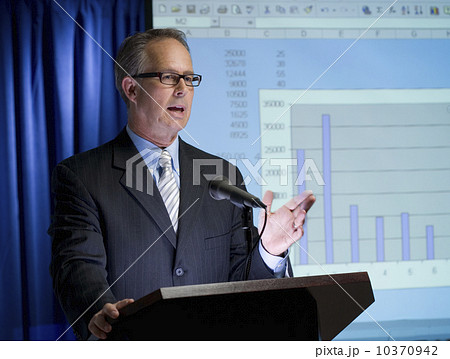 Businessman speaking at podium 10370942