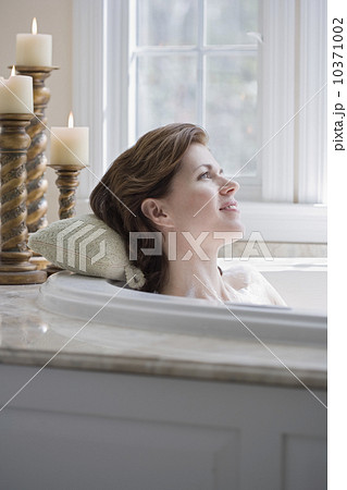 Woman relaxing in bathtub 10371002