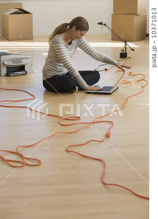 Businesswoman working in new office 10371013