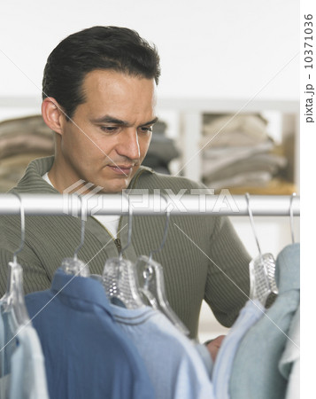 Man shopping for clothes 10371036