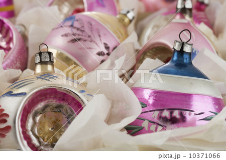 A box of Christmas ornanaments 10371066