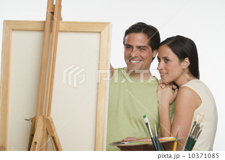 Couple smiling and looking at easel 10371085