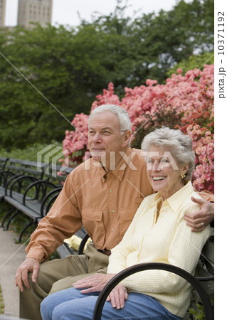 Senior couple sitting on park bench 10371192