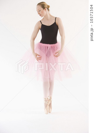 Female ballet dancer dancing on pointe Female ballet dancer dancing on pointe 10371504