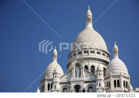 Domed building under blue sky 10371521