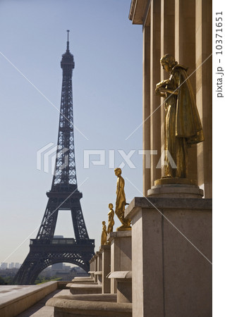 Golden statues with Eiffel Tower in background Golden statues with Eiffel Tower in background 10371651