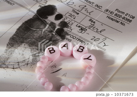 Close up of baby bracelet and birth certificate 10371673