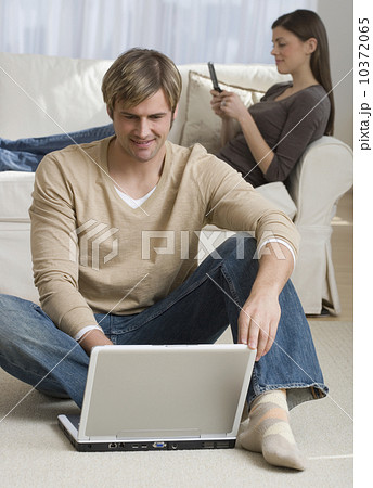 Couple relaxing in livingroom 10372065