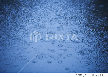 Raindrops rippling on water 10372119
