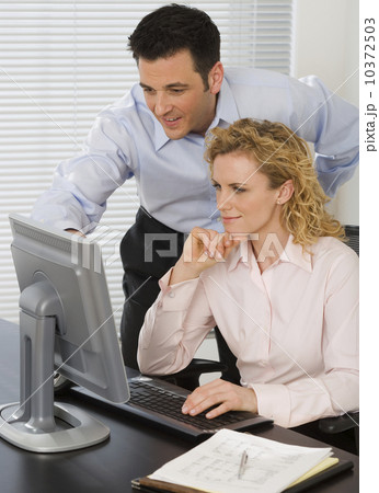Businesspeople looking at computer 10372503