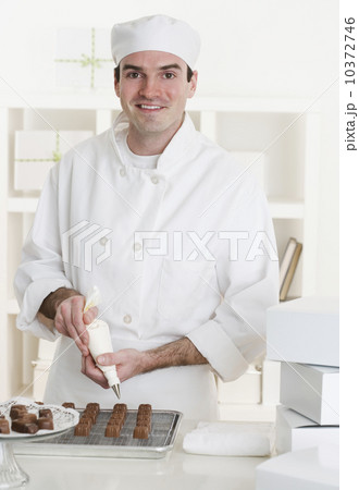 Male pastry chef in kitchen 10372746