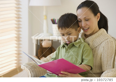 Asian mother reading to son 10372785