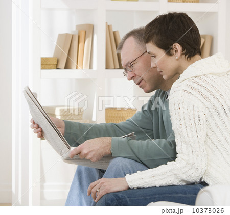 Couple reading newspaper 10373026