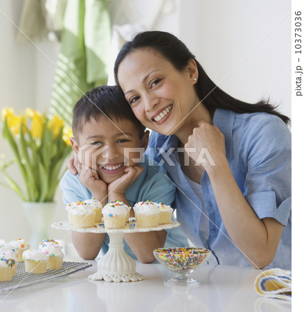 Asian mother and son with cupcakes Asian mother and son with cupcakes 10373036