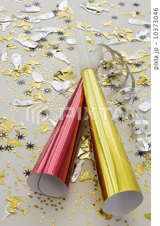 Party noisemakers and confetti 10373046