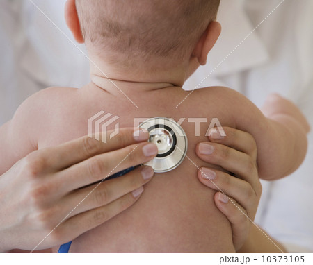 Doctor listening to baby’s lungs Doctor listening to baby’s lungs 10373105