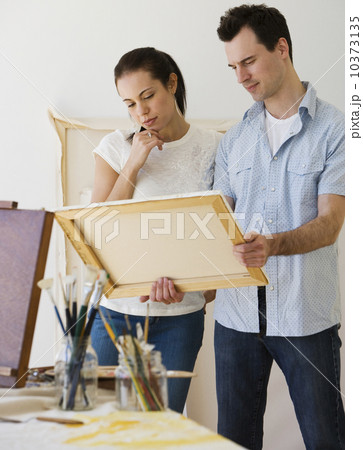 Couple looking at artwork 10373135