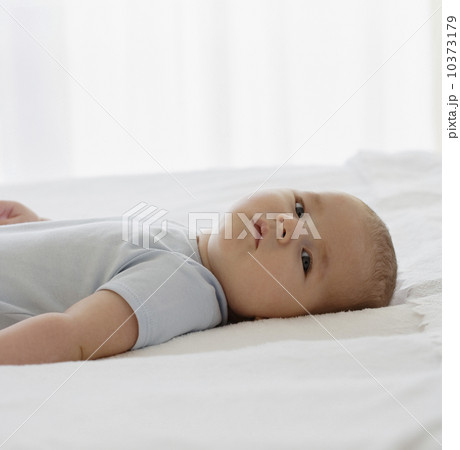 Baby laying on bed 10373179