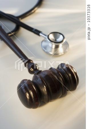Judge’s gavel next to stethoscope 10373316