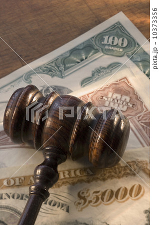 Judge’s gavel on bank notes 10373356