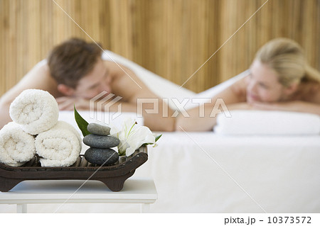Couple receiving spa treatment 10373572