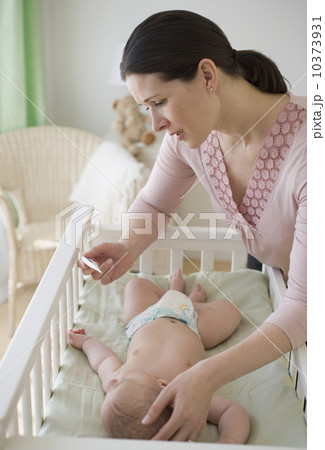 Mother checking baby’s temperature 10373931