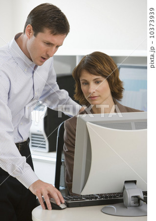Businesswoman and businessman looking at computer 10373939