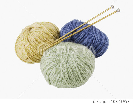Close up of yarn and knitting needles Close up of yarn and knitting needles 10373953