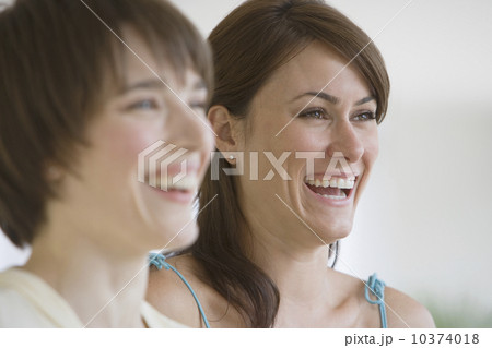 Two women laughing 10374018