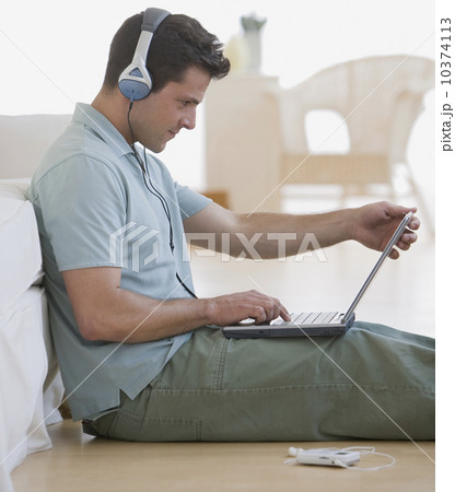 Man typing on laptop 10374113