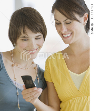 Two women looking at cell phone 10374201