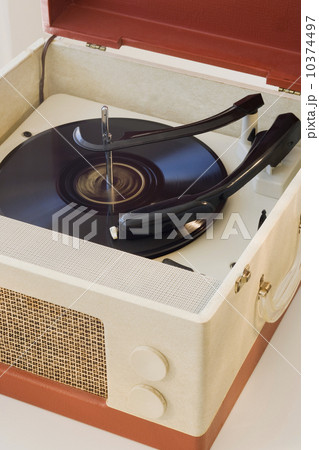 Close up of old fashioned record player 10374497