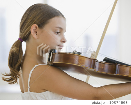 Girl playing violin 10374663