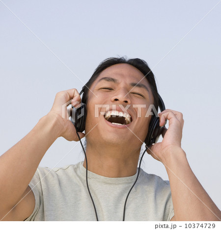 Asian man listening to headphones 10374729