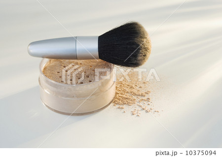 Powdered mineral makeup and brush Powdered mineral makeup and brush 10375094