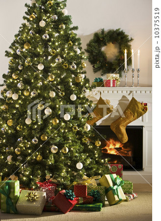 Christmas tree with gifts underneath Christmas tree with gifts underneath 10375519