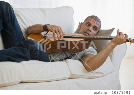 Hispanic man playing guitar 10375591