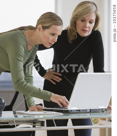 Businesswomen looking at laptop 10375658
