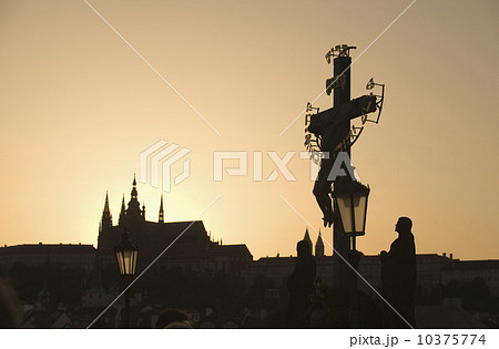 Silhouetted crucifix and cathedral 10375774