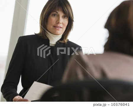 Businesswomen talking 10376041