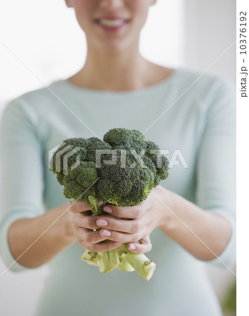 Woman holding broccoli 10376192