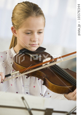 Girl playing violin 10376344