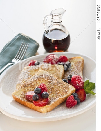 Studio shot of French toast with fruits and syrup 10376630