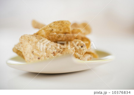 A plate of chips 10376834