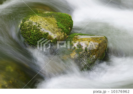 Flowing creek Flowing creek 10376962