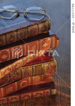 Antique books and eyeglasses Antique books and eyeglasses 10377799